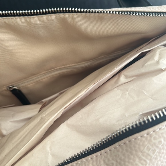 New GUESS Logo Travel/Duffle Bag - Picture 5 of 5